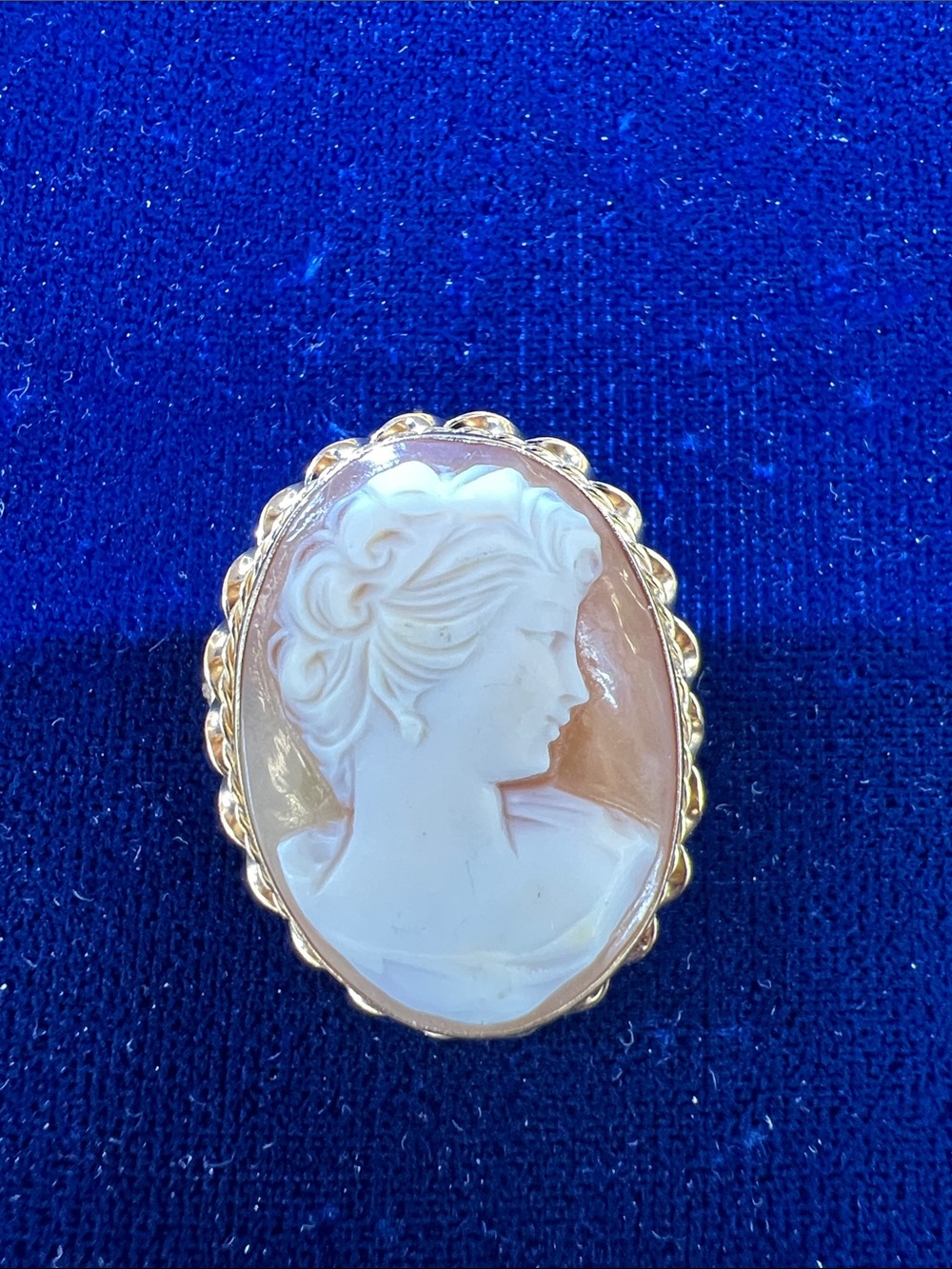 14k yellow gold Jeans Peach and White Cameo Brooch with Gold-Tone Frame